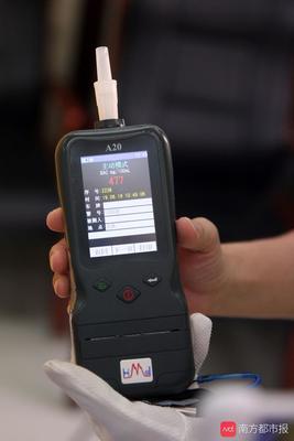 吃荔枝、蛋黃派會“酒駕”？交警親測喝10ml藿香正氣水就醉駕